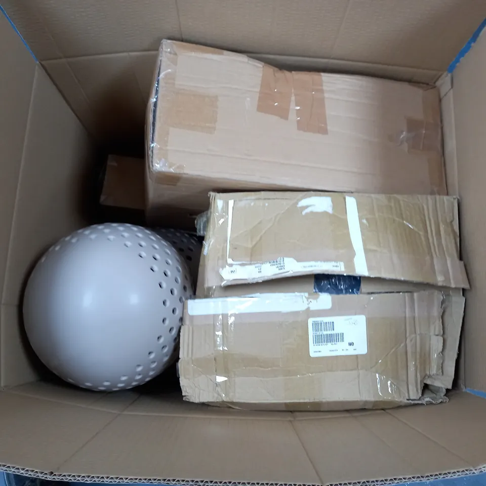 APPROXIMATELY 5 ASSORTED ITEMS TO INCLUDE OUTDOOR DECOR ORBS, VASE, KITCHEN COOKWARE SET, ETC