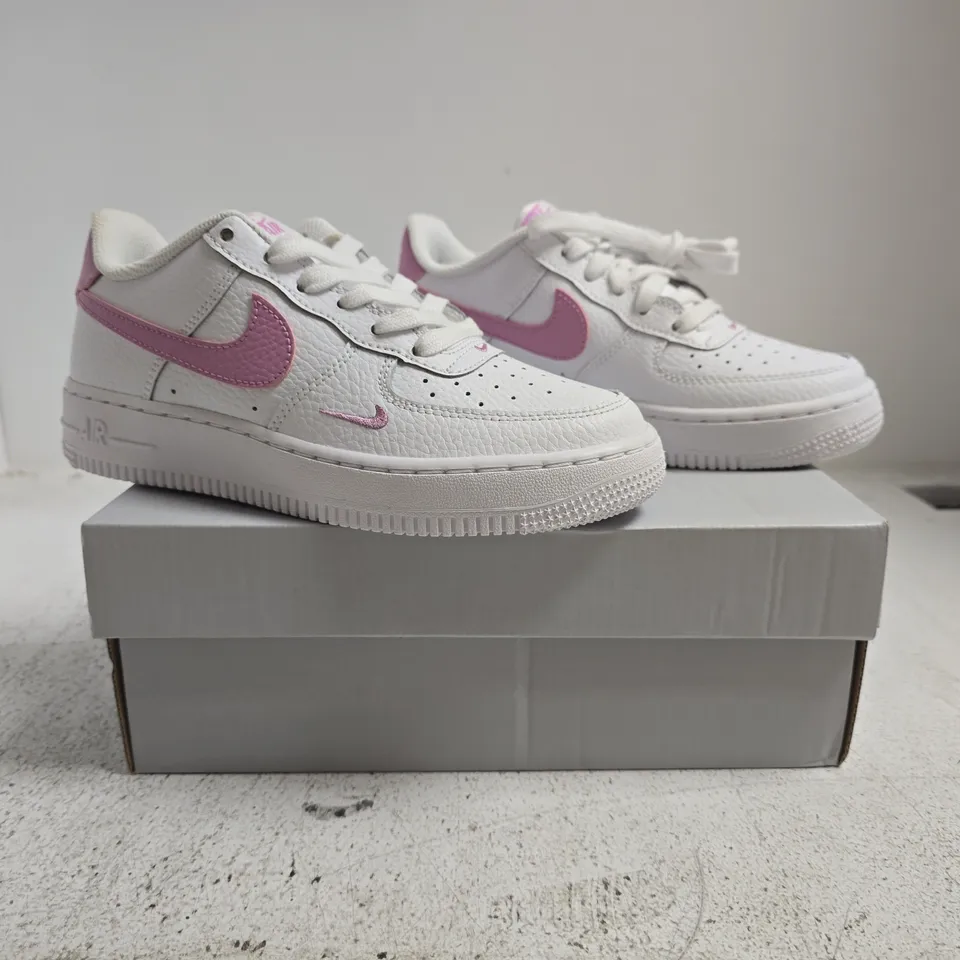 BOXED PAIR OF NIKE AIR FORCE 1 TRAINERS IN WHITE/PINK SIZE 3.5