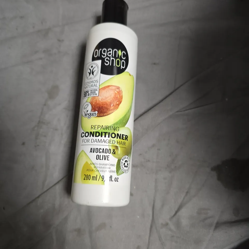 APPROXIMATELY 20 ASSORTED HEALTH AND BEAUTY PRODUCTS INCLUDING DOVE BODY WASH , ORGANIC SHOP CONDITIONER AND GIVE ME CONDITIONER 