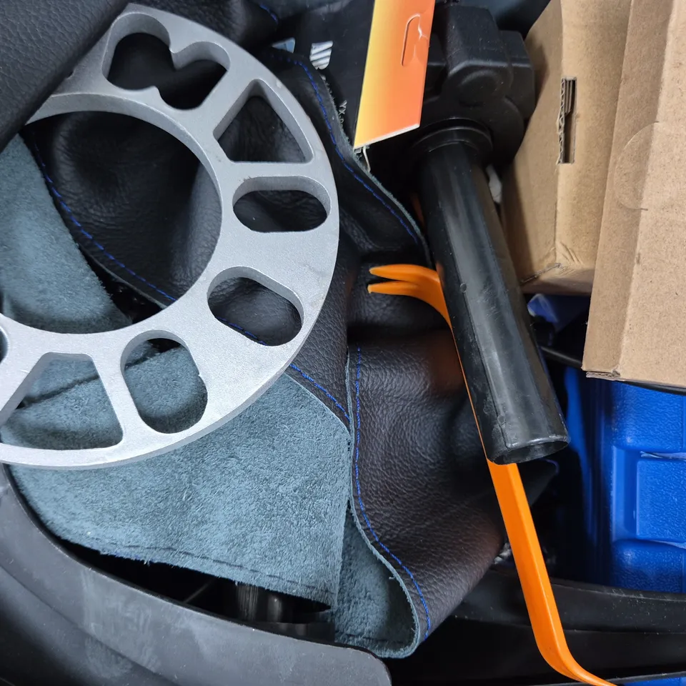 APPROXIMATELY 10 ASSORTED VEHICLE PARTS AND ACCESSORIES TO INCLUDE SCRATCH CLEAR KIT, SHIMANO BATTERY, ETC - COLLECTION ONLY