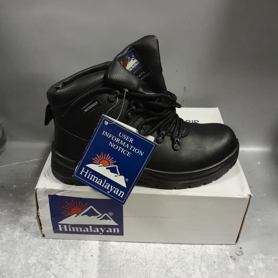 BOXED PAIR OF HIMALAYAN SAFETY BOOTS IN BLACK SIZE 7