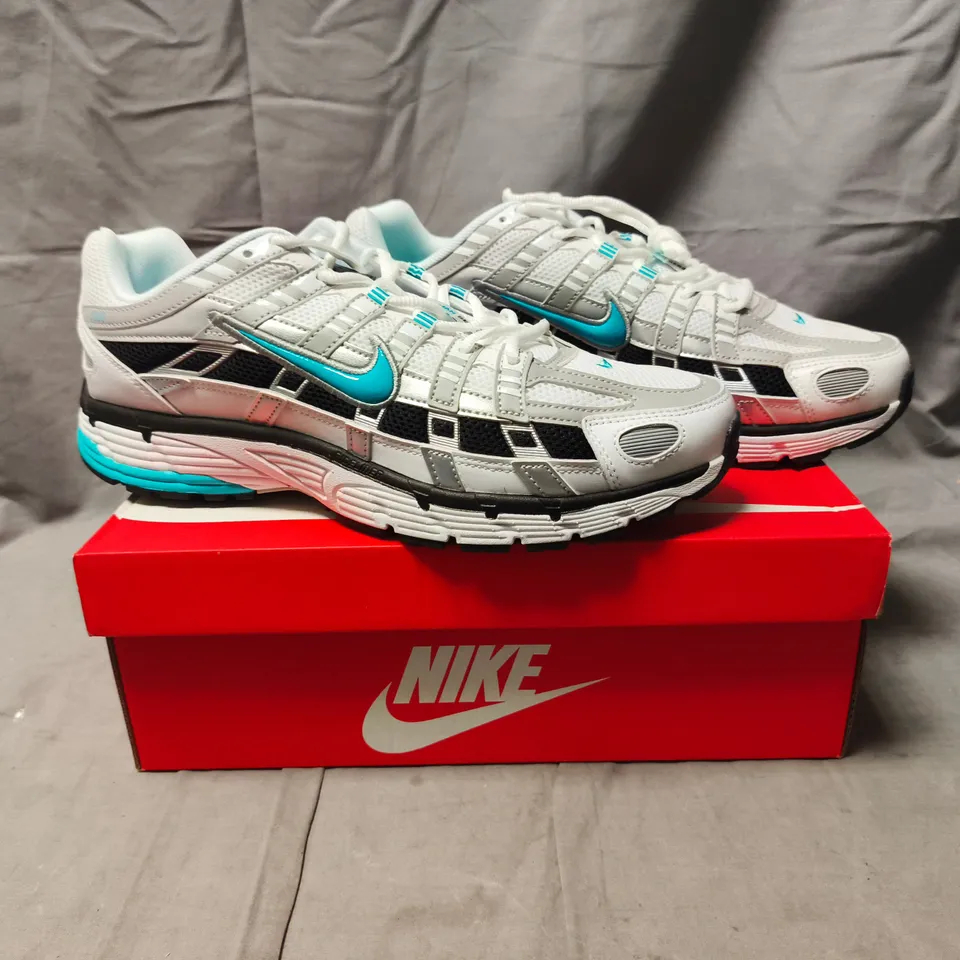 BOXED PAIR OF NIKE P-6000 TRAINERS IN WHITE/SILVER/BLUE SIZE UK 10