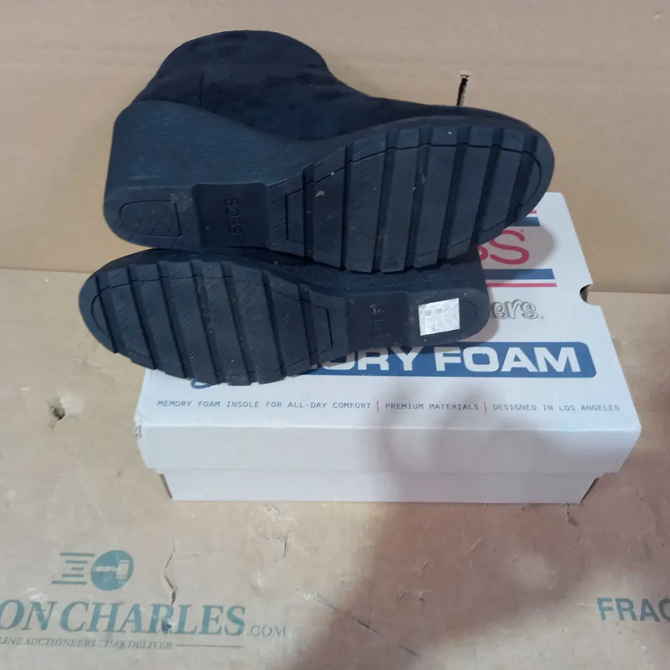 BOXED PAIR OF SKECHERS - SIZE 6.5