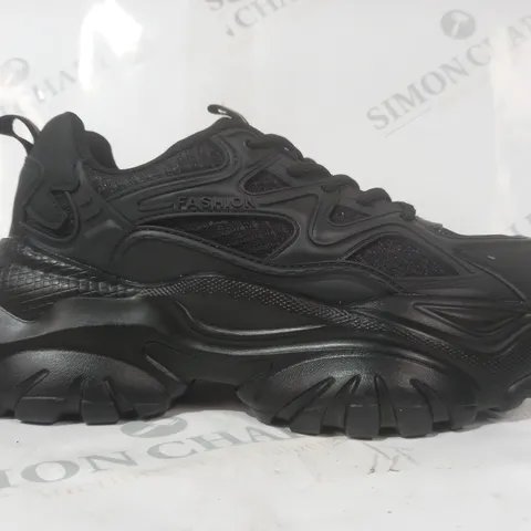 BOXED PAIR OF DESIGNER SHOES IN BLACK UK SIZE 40