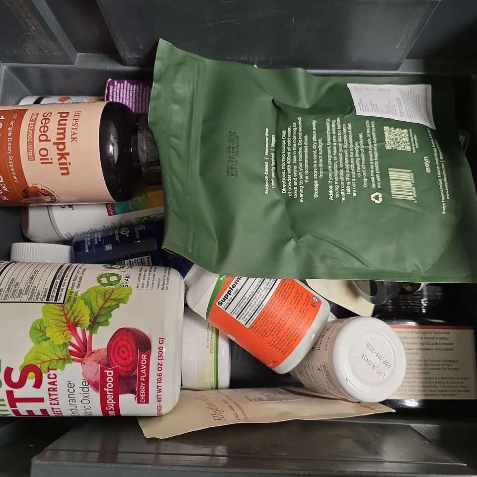 APPROXIMATELY 15 ASSORTED VITAMIN/HEALTH AID PRODUCTS TO INCLUDE EVELYN RESTORE REFILL, PUMPKIN SEED OIL, WHOLE FOOD BEET EXTRACT, ETC - COLLECTION ONLY