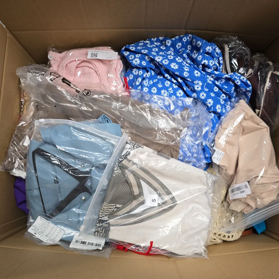 APPROXIMATELY 40 ASSORTED CLOTHING ITEMS IN VARIOUS SIZES, STYLES & COLOURS TO INCLUDE TOPS, SWEATERS, DRESSES, ETC - COLLECTION ONLY