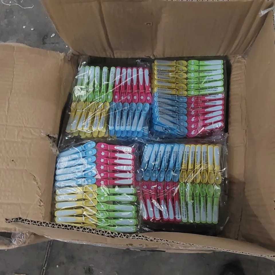 BOX CONTAINING A VERY LARGE QUANTITY OF KAYMAN PLASTIC LAUNDRY PEGS