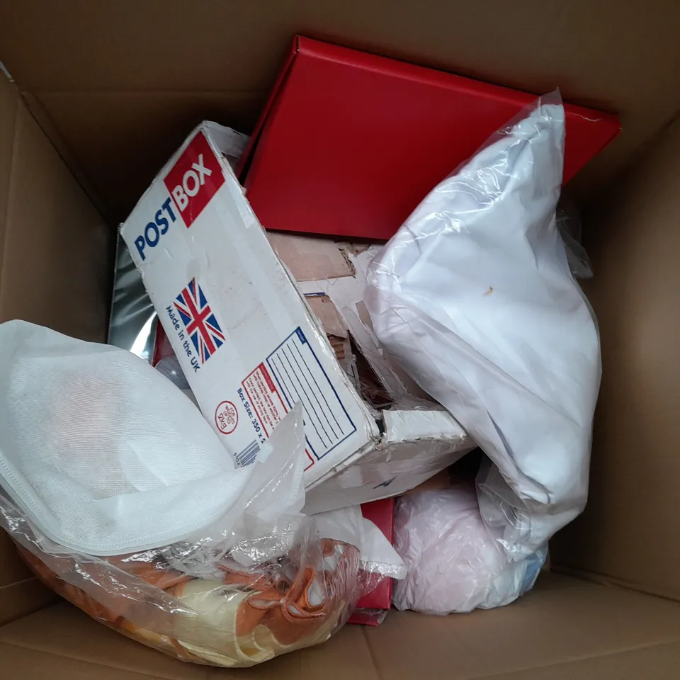 BOX OF APPROX 15 ASSORTED TOYS AND GAMES TO INCLUDE - TEDDIES, BASKETBALL AND AQUA DRAGONS
