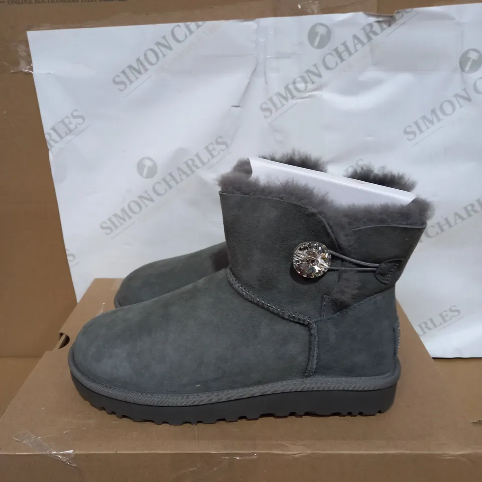 BOXED PAIR OF MINI BAILEY BUTTON BLING UGG BOOTS SIZE 6