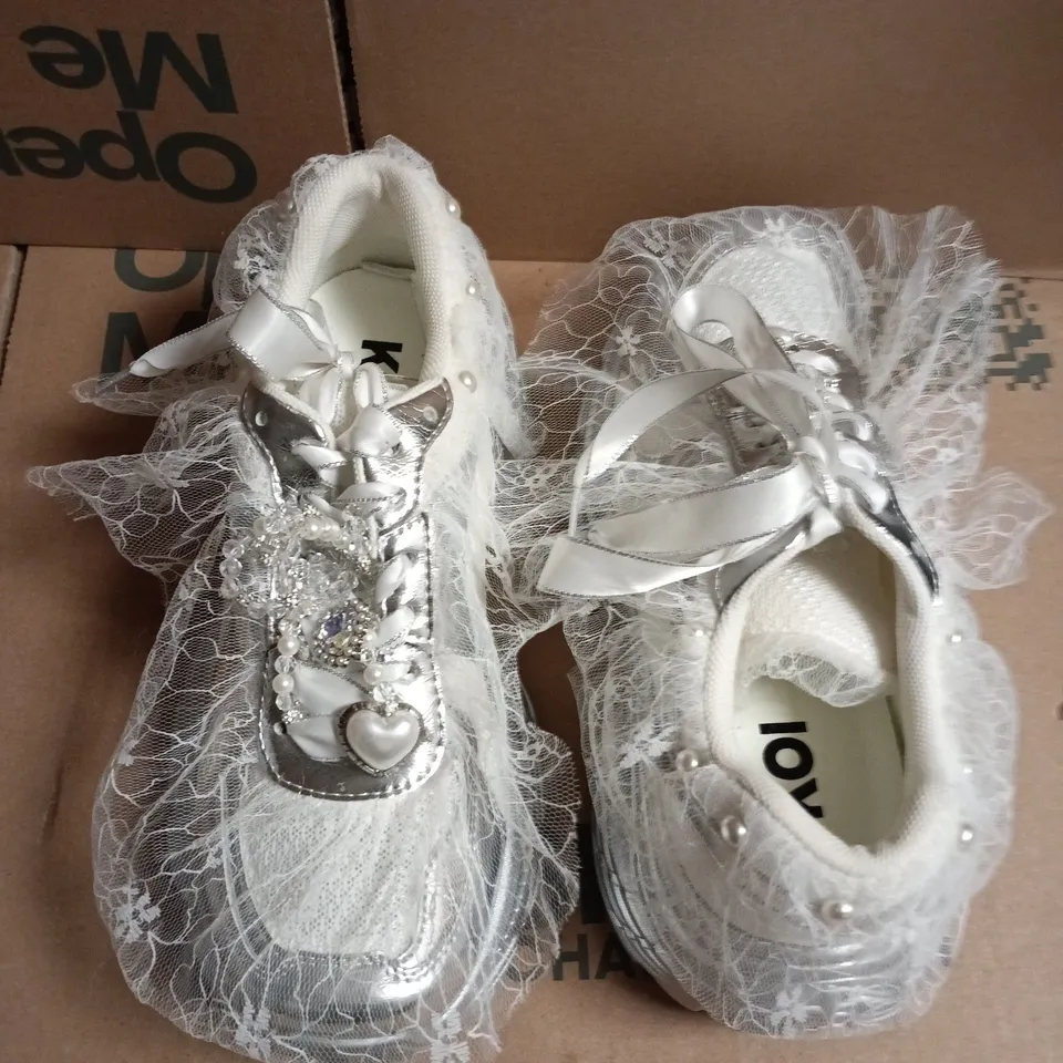 KIDS' SILVER LACE PARTY SHOES WITH PEARL & CRYSTAL EMBELLISHMENTS - 250/2.5