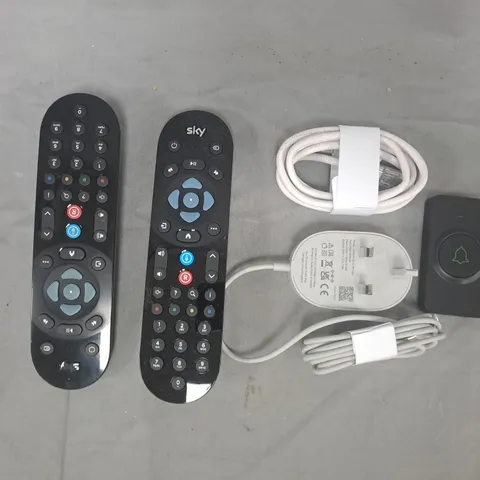 APPROXIMATELY 10 ASSORTED HOUSEHOLD ELECTRICAL ITEMS TO INCLUDE SKY REMOTES AND VARIOUS CABLES