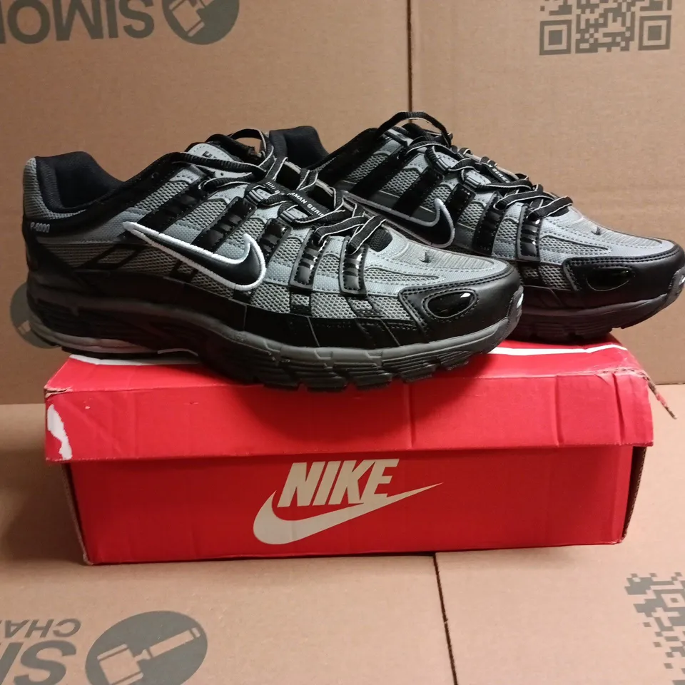 BOXED PAIR OF NIKE P-6000 TRAINERS IN BLACK/GREY SIZE UK 10