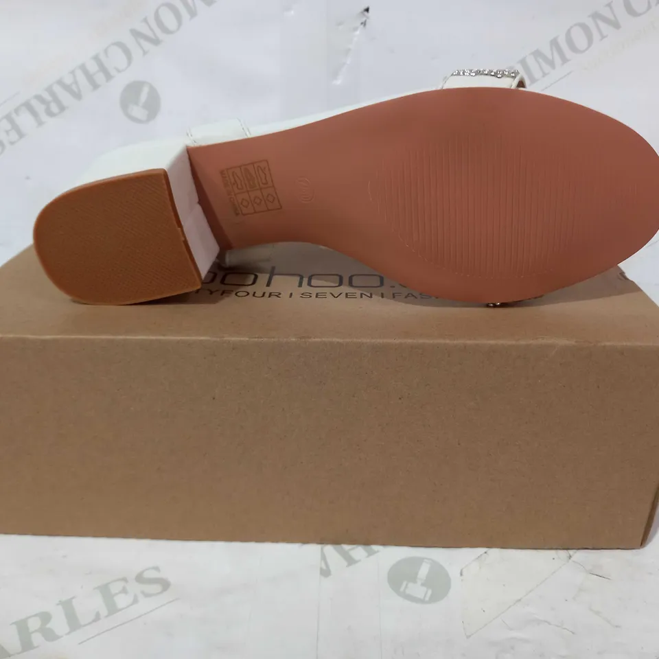 BOXED PAIR OF BOOHOO DIAMONTE LOW BLOCK HEELS IN WHITE UK SIZE 7