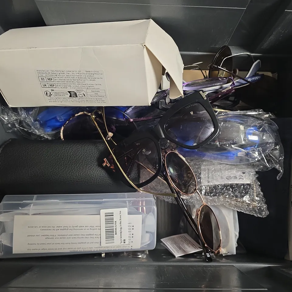 APPROXIMATELY 20 ASSORTED PRESCRIPTION GLASSES/SUNGLASSES IN VARIOUS DESIGNS 