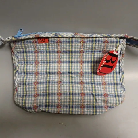 APPROXIMATELY 14 BAGS UNLIMITED DUBLIN COSMETICS BAG