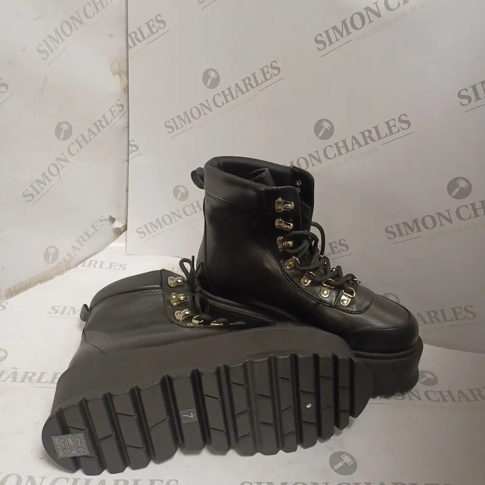 KOI FOOTWEAR BLACK CHUNKY LACE UP BIKER BOOTS - SIZE UK7