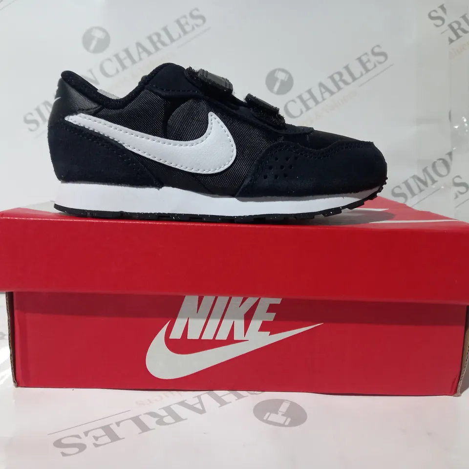 BOXED PAIR OF NIKE MD VALIANT KIDS SHOES IN BLACK/WHITE UK SIZE 8.5
