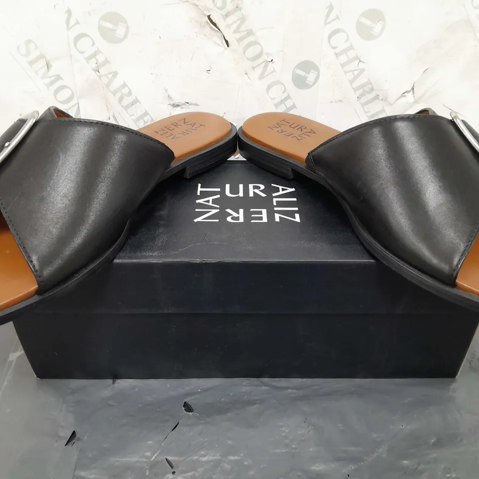 BOXED PAIR OF NATURALIZER SLIDE SANDALS IN BLACK SIZE 4.5