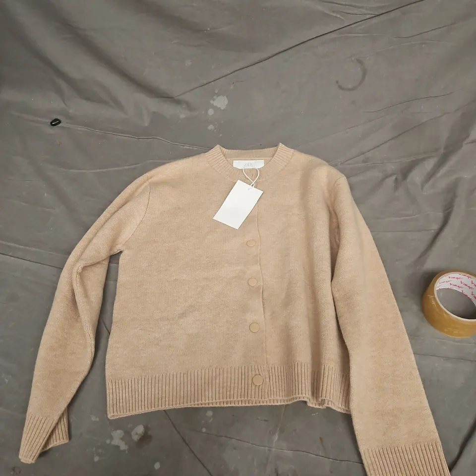 BOX OF APPROXIMATELY 20 ASSORTED CLOTHING ITEMS TO INCLUDE: ZARA CARDIGAN 