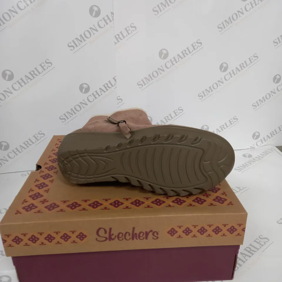 BOXED PAIR OF SKECHERS ANKLE BOOTS IN MUSHROOM UK SIZE 7
