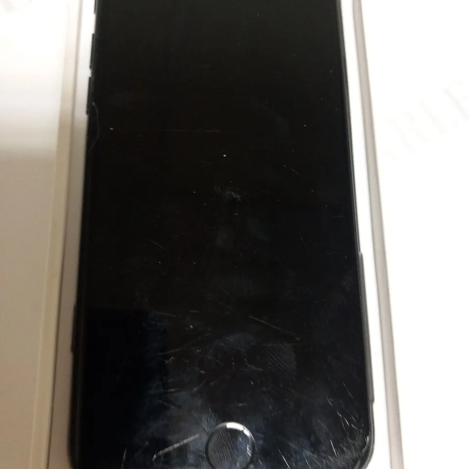 BOXED APPLE IPHONE 7 MOBILE PHONE
