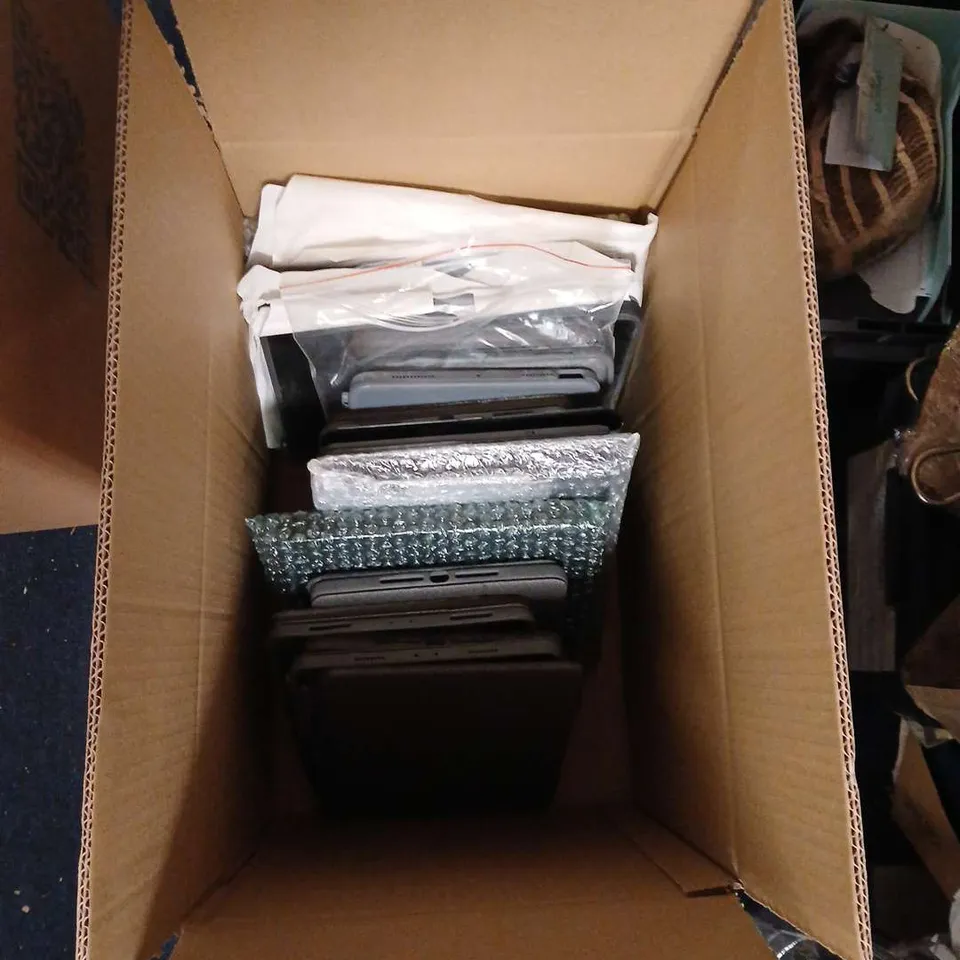 APPROXIMATELY 15 TABLET CASES AND KEYBOARDS FOR VARIOUS MAKES AND MODELS INCLUDING IPADS MODEL NUMBERS YU0086 AND YU0087 .