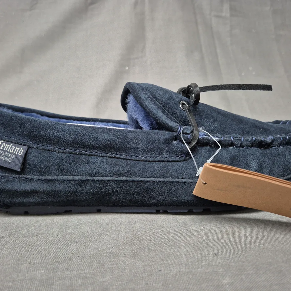 BOXED PAIR OF FENLAND MEN'S MOCCASIN CLASSIC SCUFF SLIPPERS IN NAVY SIZE 11/12