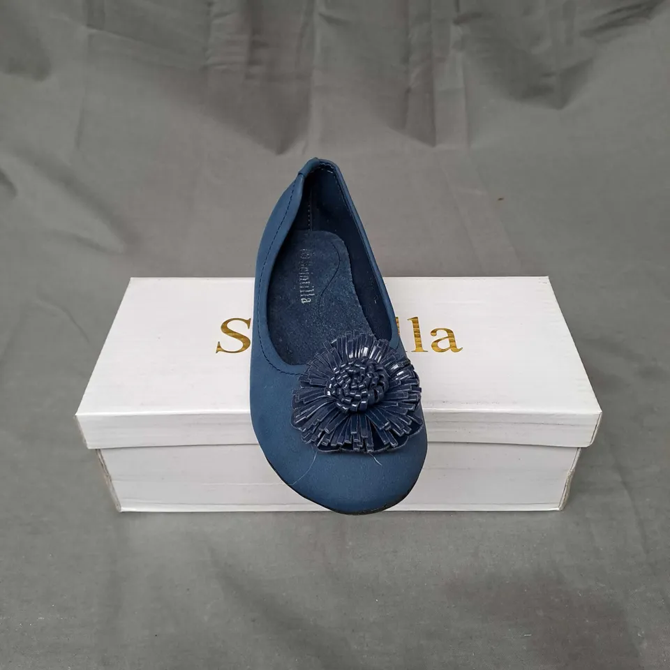 BOX OF APPROXIMATELY 20 PAIRS OF HEEL PUMPS IN NAVY - VARIOUS SIZES