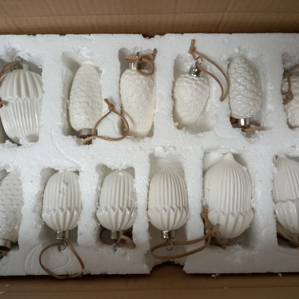 BOX OF APPROX 12 ASSORTED DECORITIVE HANGING PIECES