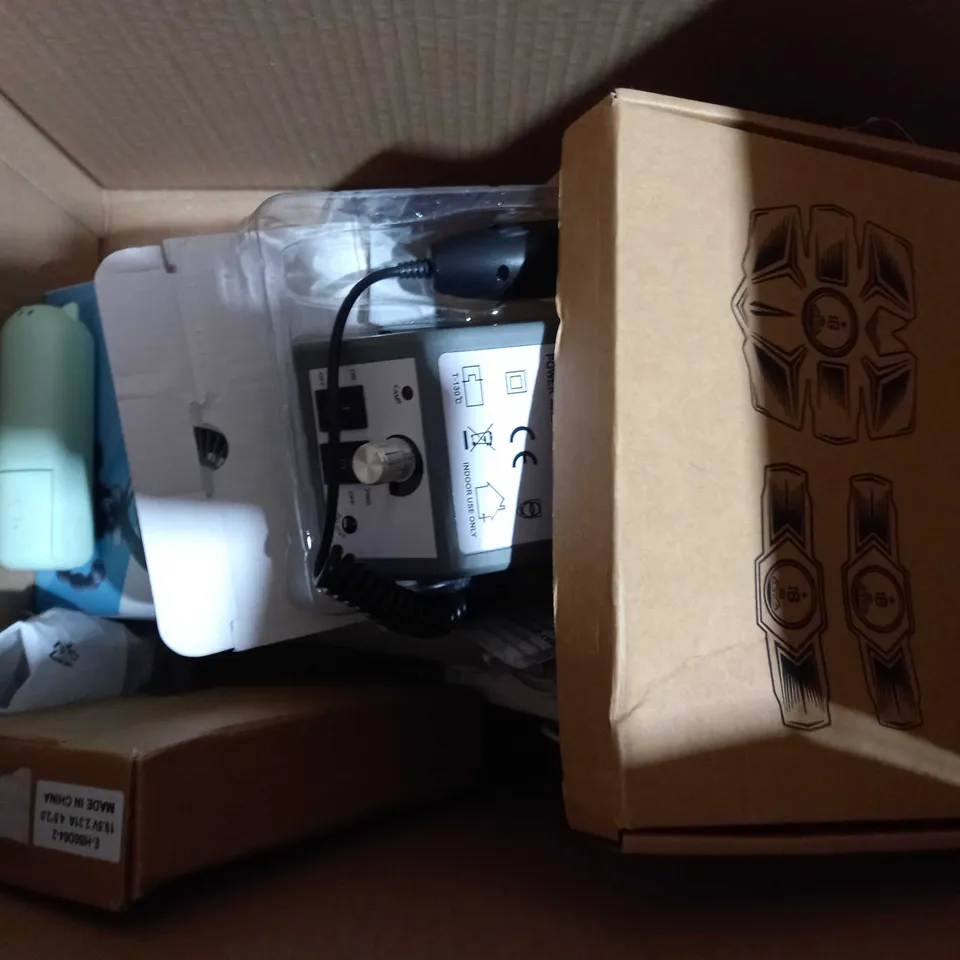 BOX OF APPROXIMATELY 10 ASSORTED HOUSEHOLD ITEMS TO INCLUDE 3D LAMP, LED GARDEN LIGHT, UNDER-CABINET LIGHT, ETC