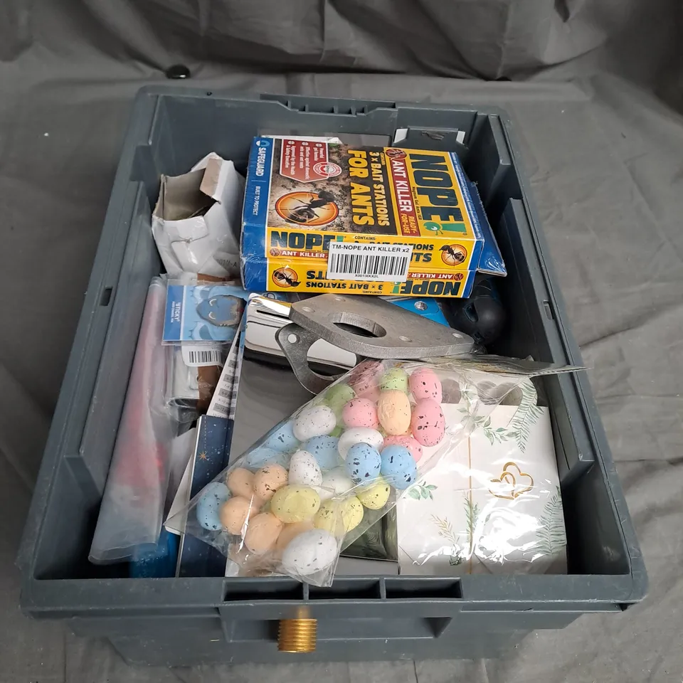 APPROXIMATELY 20 ASSORTED HOUSEHOLD ITEMS TOO INCLUDE ANT KILLER , NOTE BOOK , ELECTRIC SCREWDRIVER 