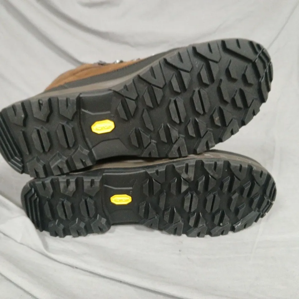 QUECHA SOLOGNAC BROWN WALKING BOOTS - UK 9.5