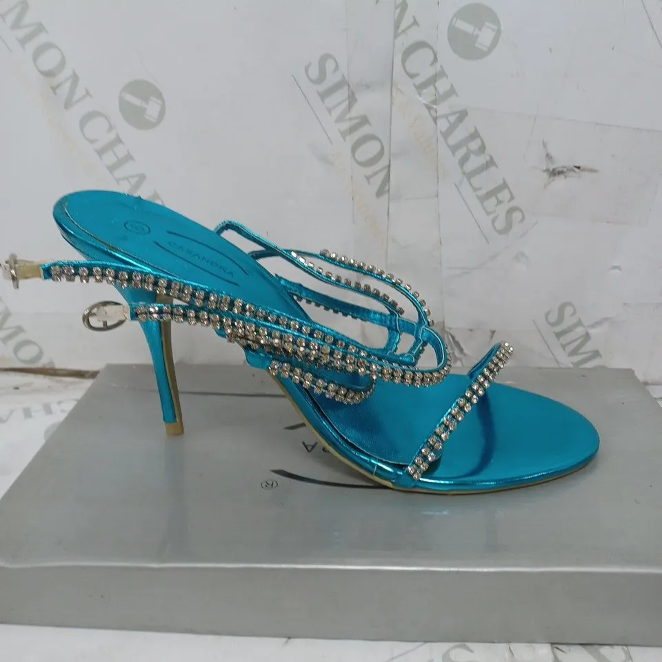 BOX OF APPROXIMATELY 10 PAIRS OF SHOES TO INCLUDE FLIP FLOPS, LOW HEELS, BLUE HEELS ETC