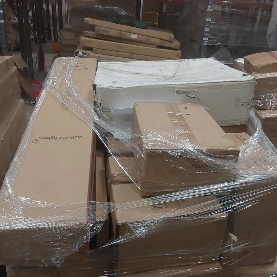 PALLET CONTAINING A VERY LARGE QUANTITY OF ASSORTED DESIGNER LIGHTING PRODUCTS