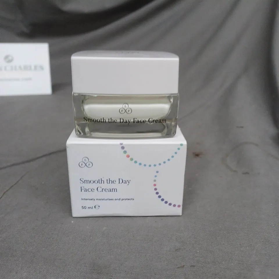 LOOK FABULOUS FOREVER SMOOTH THE DAY FACE CREAM 50ML