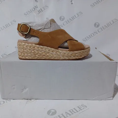BOXED PAIR OF CLARKS KIMMEI X SANDALS IN OCHRE SIZE 3
