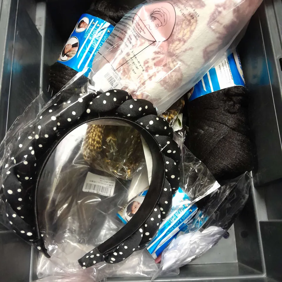 APPROXIMATELY 12 ASSORTED COSMETICS AND BEAUTY ITEMS TO INCLUDE TANNING MITTS , LARGE PADS AND MAKEUP BRUSHES  , ETC 