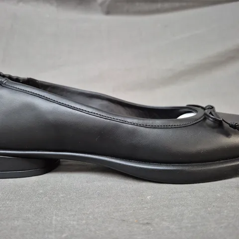 BOXED PAIR OF ECCO SLIP-ON SHOES IN BLACK UK SIZE 7.5