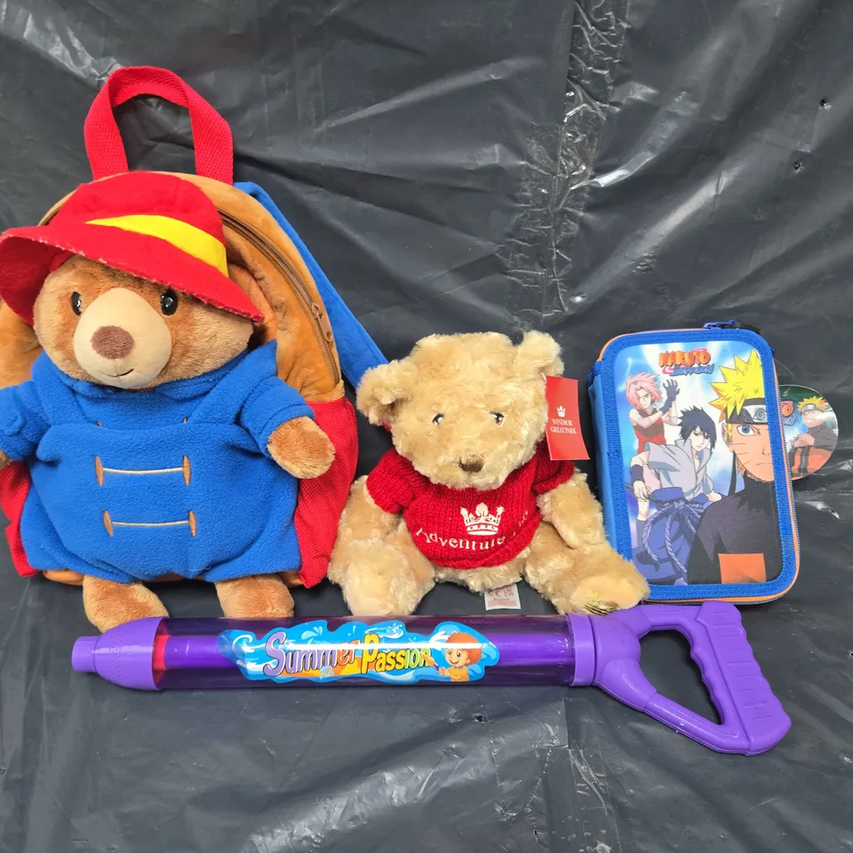 APPROXIMATELY 10 ASSORTED TOYS AND GAMES TO INCLUDE TEDDIES. BAGS AND WATER SQUIRTER