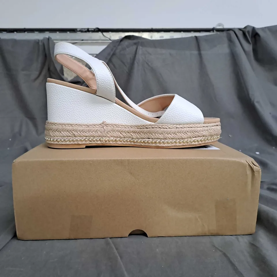 V BY VERY WEDGE SANDALS WHITE SIZE 5