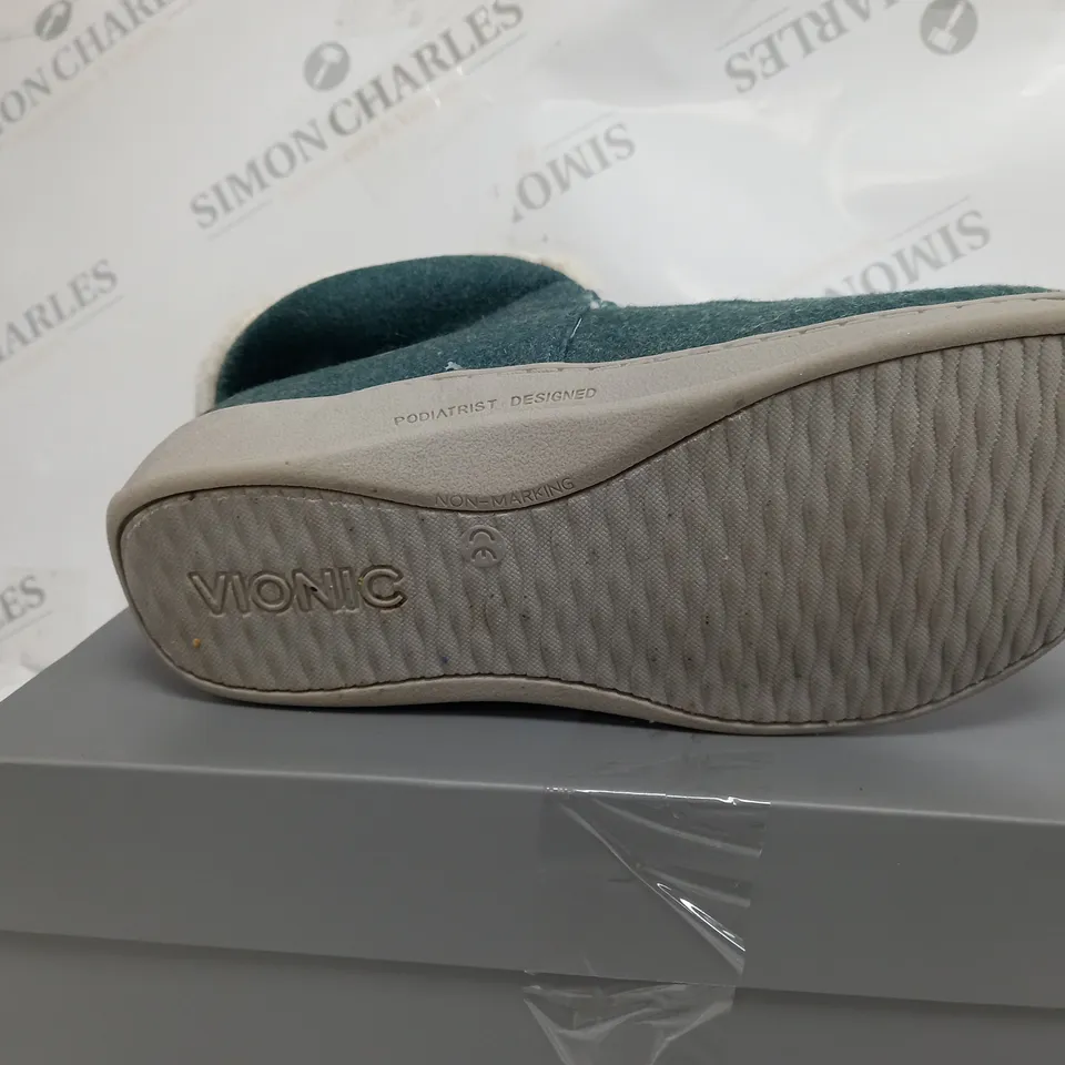 BOXED PAIR OF VIONIC BELIEVE SLIPPERS IN MINERAL SIZE 5