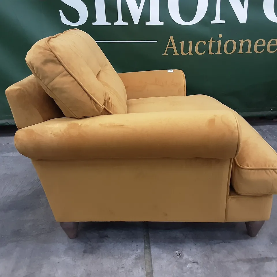 QUALITY BRITISH MANUFACTURED DESIGNER THE LOUNGE CO. BRONWYN SNUGGLER GOL204 GOLDEN SPICE /VSWENFT