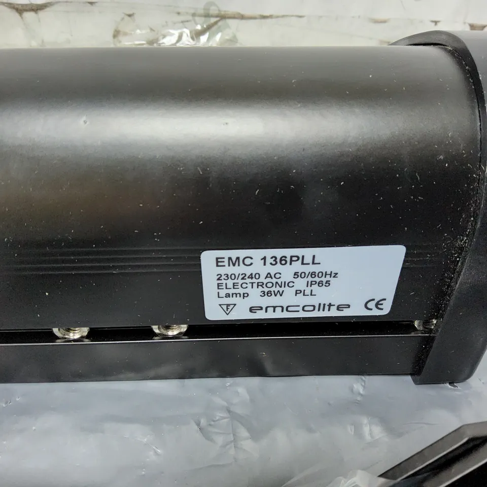 LOT OF 30 BOXED AS NEW EMCOLITE 230/240V IP65 SIGN LIGHT RANGE LIGHTS