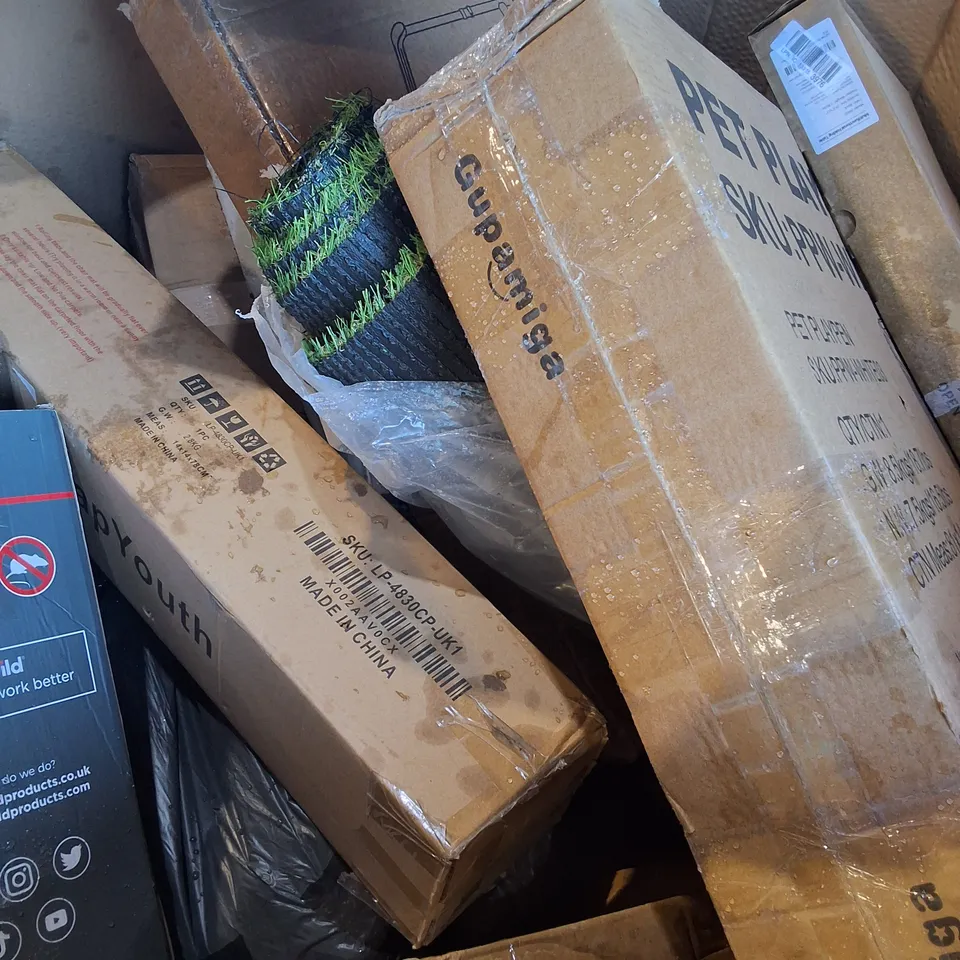 PALLET OF ASSORTED HOUSEHOLD ITEMS TO INCLUDE PET PLAY PEN, ASTROTURF ROLL, PIRATES RING SET, ETC - COLLECTION ONLY