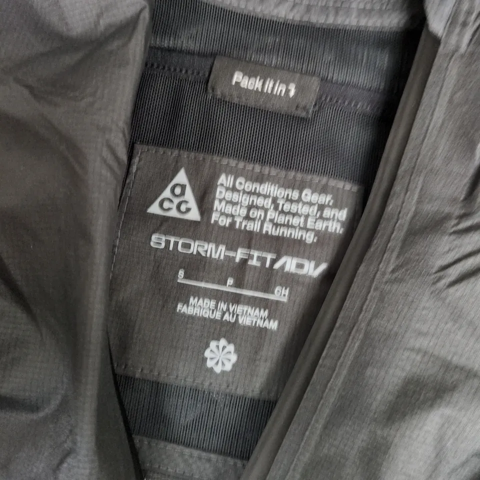 NIKE ACG THIN RAIN IN BLACK - SMALL