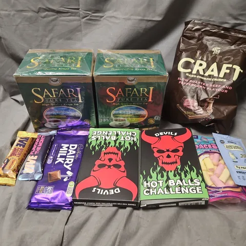 APPROXIMATELY 15 ASSORTED FOOD & DRINK ITEMS TO INCLUDE TAYTO CRAFT CRISPS, SAFARI PURE TEA, SPACE SWEETS DRIED CANDY, ETC - COLLECTION ONLY