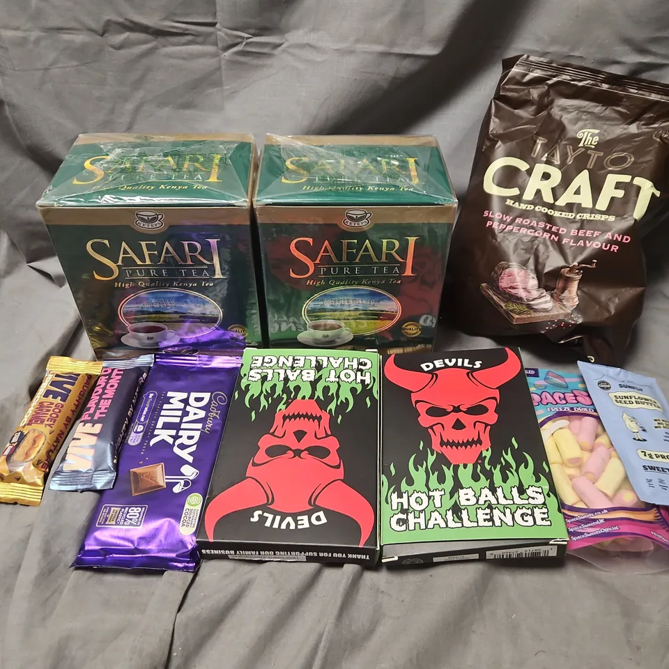 APPROXIMATELY 15 ASSORTED FOOD & DRINK ITEMS TO INCLUDE TAYTO CRAFT CRISPS, SAFARI PURE TEA, SPACE SWEETS DRIED CANDY, ETC - COLLECTION ONLY