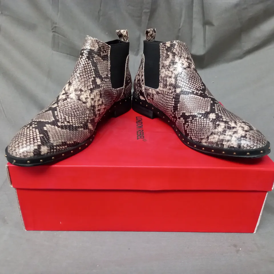BOXED PAIR OF LONDON REBEL SYNTHETIC ANKLE BOOTS IN GREY SNAKE UK SIZE 3