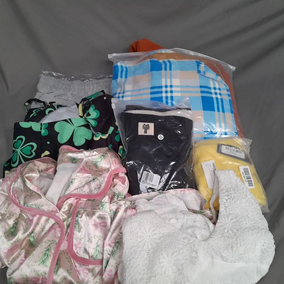 APPROXIMATELY 20 ASSORTED CLOTHING ITEMS IN VARIOUS SIZES TO INCLUDE - PYJAMAS, DRESS, JACKET, ETC