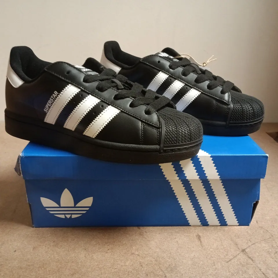 BOXED PAIR OF ADIDAS TRAINERS IN BLACK/WHITE SIZE UK 6